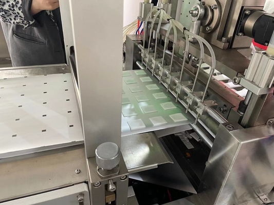 Yüksek Hızlı Tıbbi Otomatik Alkol Pamuklu Çubukla Hazırlık Pedi Paketleme Makinesi