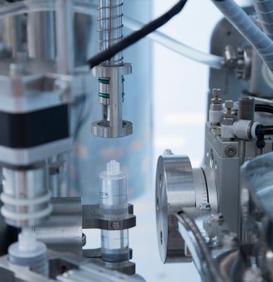 Otomatik Aseptik Tek kullanımlık sıvı ilaç Plastik Ön Doldurulmuş Şırınga Pfs Doldurma Makinesi