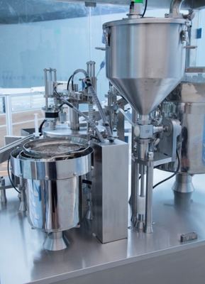 0.5- 80ml Kapasite dolgu hapı doldurma makinesi Siemens PLC Kontrol Sistemi Bir nozzle