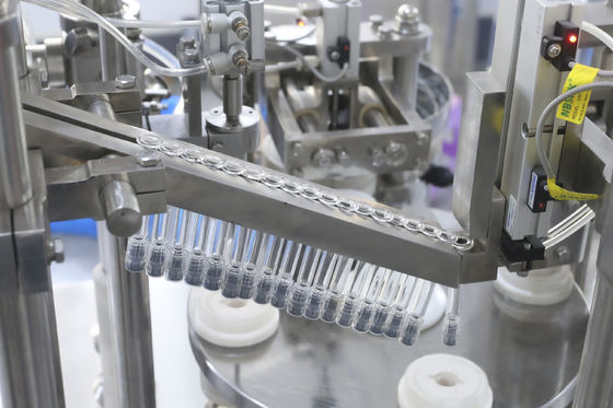 Otomatik Ön Doldurulmuş Şırınga Doldurma Luer Kilit Kaplama Makinesi Cam Şırınga Gel Doldurma ve Tuşlama Makinesi