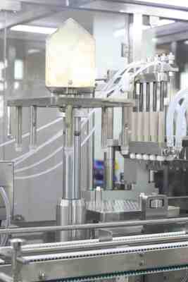 GMP İlaç Plastik Yüksek Kapasiteli Otomatik Önceden Doldurulmuş Şırınga Dolum Makinesi