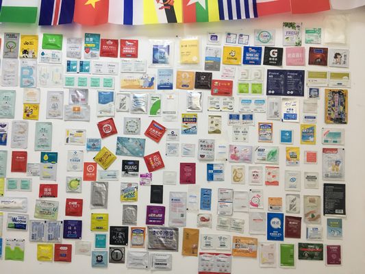 Tam otomatik 4 taraflı mühürleme ıslak silme ambalaj makinesi tek çuval alkol süpürge ambalaj makinesi